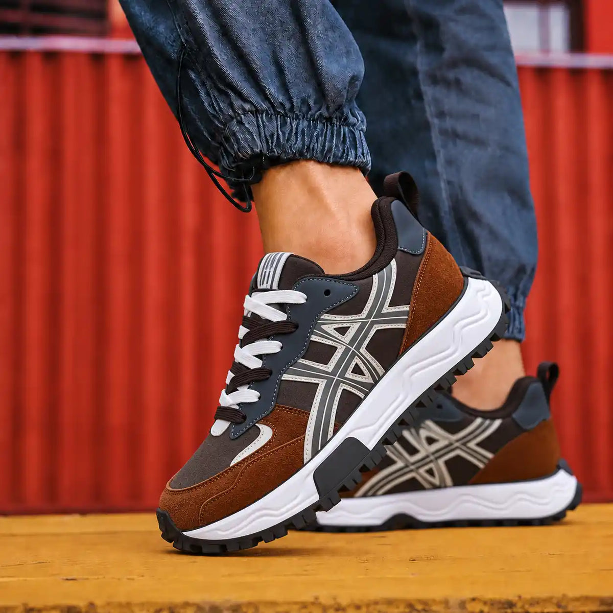 SNEAKER TREK