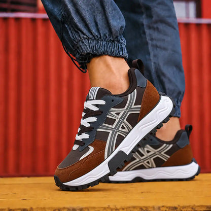 SNEAKER TREK